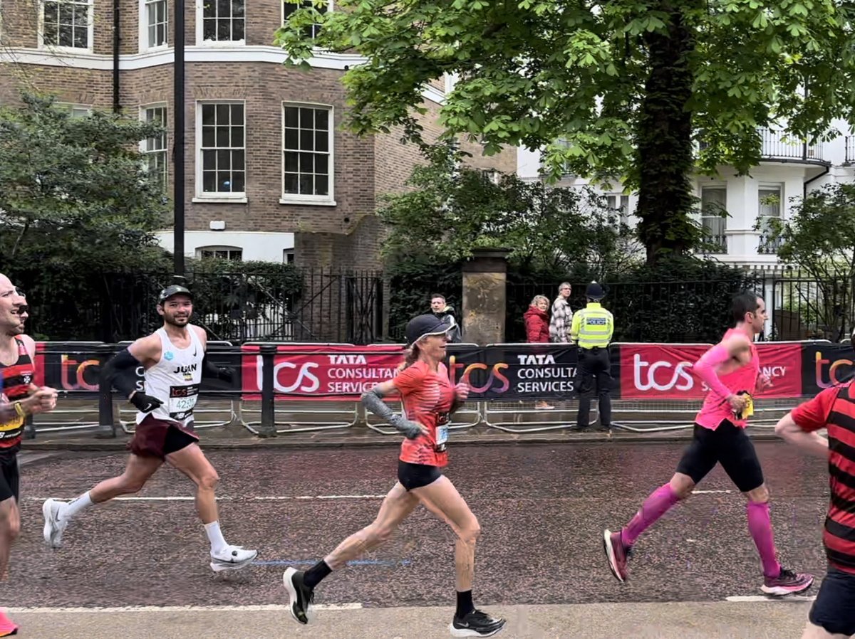 London Dispatch: @jennyhitchings ran a PR 2:45:27 at yesterday’s London Marathon, set 55-59 AG world record, 2nd American woman &amp; 25th non-pro women’s level overall. <a href="/usatf/">USATF</a> <a href="/USAMastersTrack/">USATFMasters</a> @runrabbit <a href="/KCRAdapper/">Michelle Dapper</a>