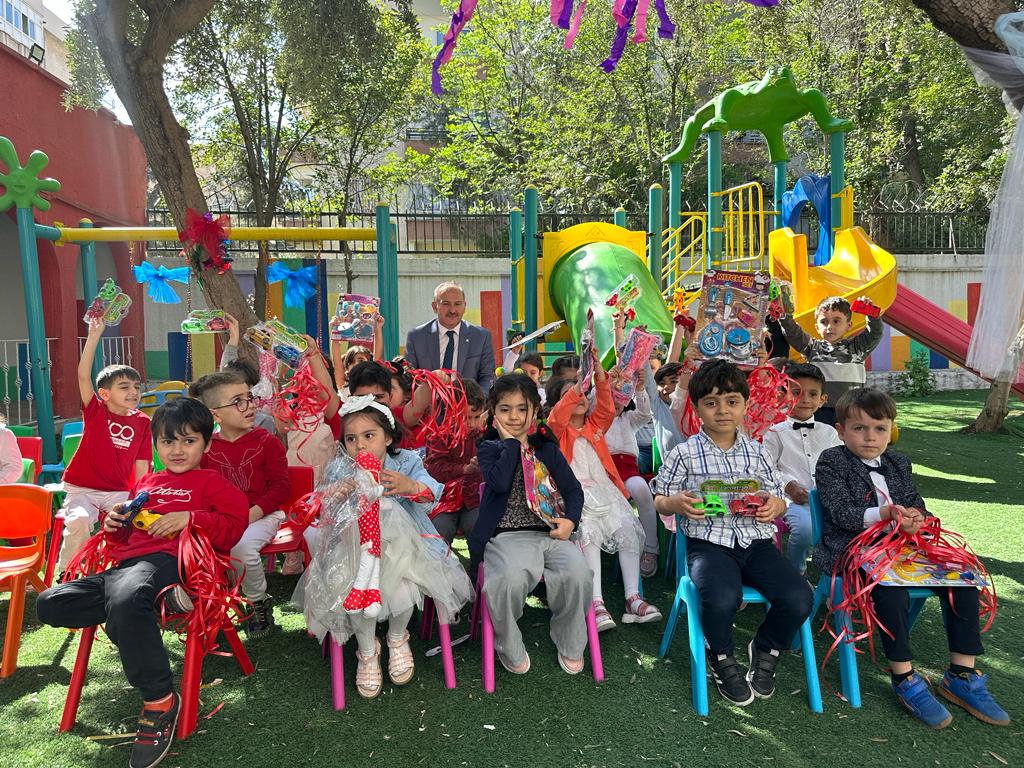 hrumedya's tweet photo. Rektörümüz Prof.Dr. M. Tahir Güllüoğlu, Üniversitemize bağlı Şanlıurfa Üstün Zekalılar ve Yetenekliler Eğitim Merkezinde düzenlenen 23 Nisan kutlama programına katıldı.
Merkezde eğitim gören çocukların bayramını kutlayan Rektörümüz, çocuklarla tek tek ilgilenerek hediyeler verdi. https://t.co/TuCByb9eqg