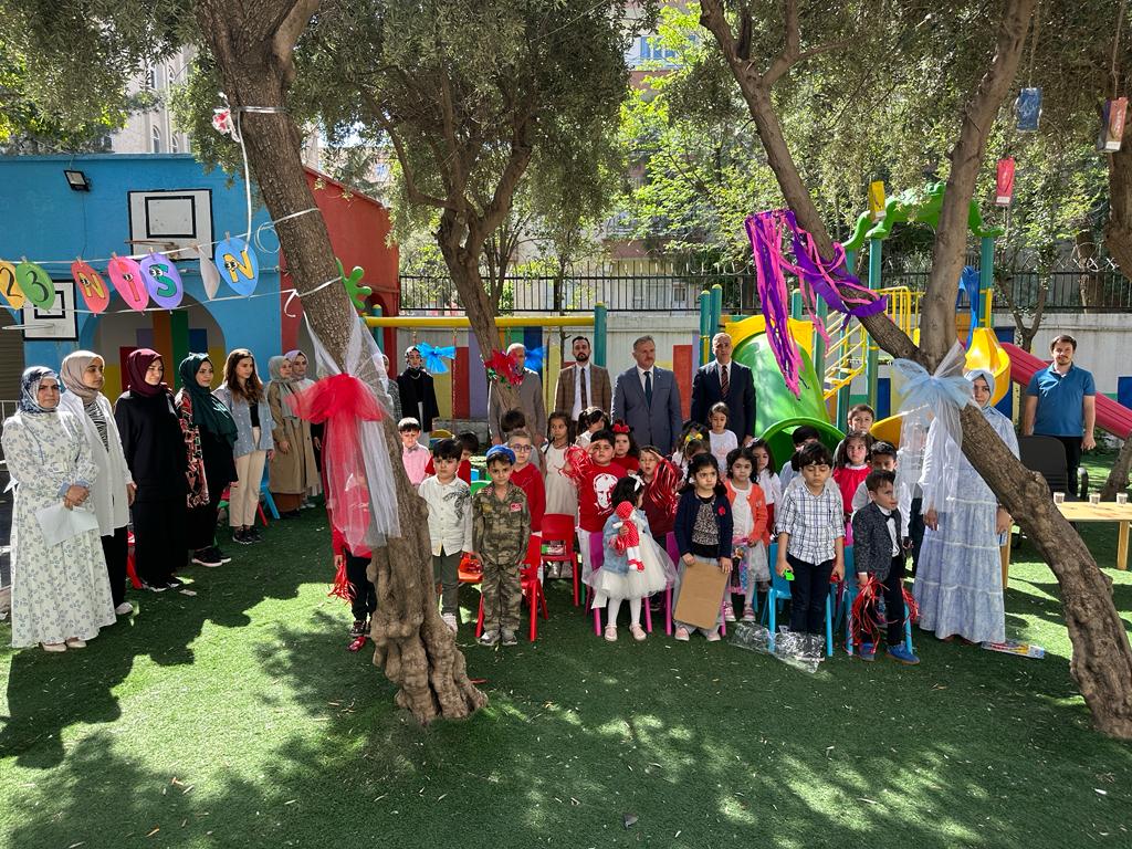 Rektörümüz Prof.Dr. M. Tahir Güllüoğlu, Üniversitemize bağlı Şanlıurfa Üstün Zekalılar ve Yetenekliler Eğitim Merkezinde düzenlenen 23 Nisan kutlama programına katıldı.
Merkezde eğitim gören çocukların bayramını kutlayan Rektörümüz, çocuklarla tek tek ilgilenerek hediyeler verdi.