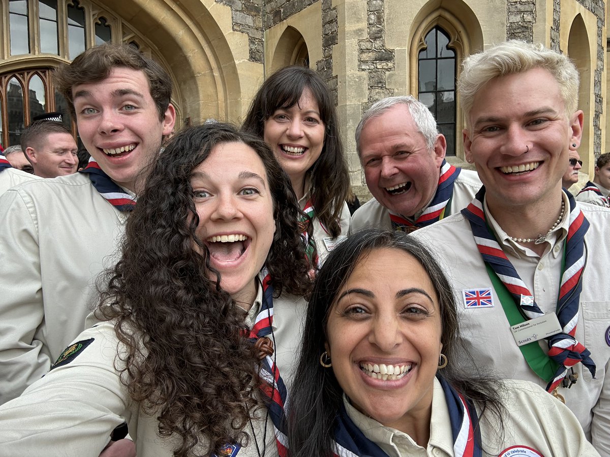 esparist's tweet photo. Back from a wonderful weekend at Windsor celebrating the achievements of @Scouts from across the UK 🏰🇬🇧 #StGeorgesDay https://t.co/Lk4bVck6GL