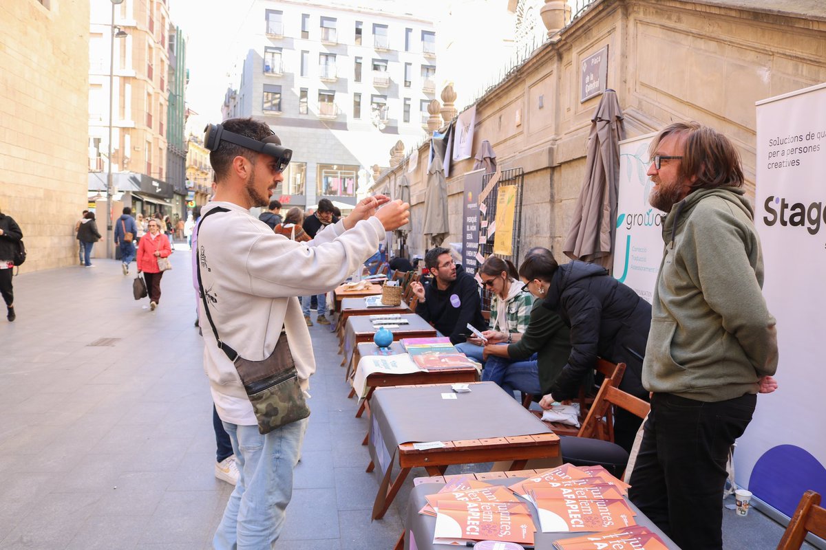 PonentCoopera's tweet photo. 📸 I ja tenim disponible l'àlbum de fotos de la 5a edició de la #PonentFEST!

Reviviu a través de les imatges com va anar tota la jornada del passat 15 d’abril a la plaça de la Catedral i el Pati de les Comèdies de #Lleida... i compartiu! 😍

👉 https://t.co/9KgI4KGJa7 https://t.co/HvobBKXrvY