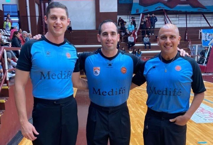 JUECES, PLATENSES E HISTÓRICOS: Por primera vez, tres árbitros de La Plata dirigieron juntos en un partido de la #LigaArgentina

Leer más acá 👇👇

nuestrobasquet.com.ar/2023/04/jueces…