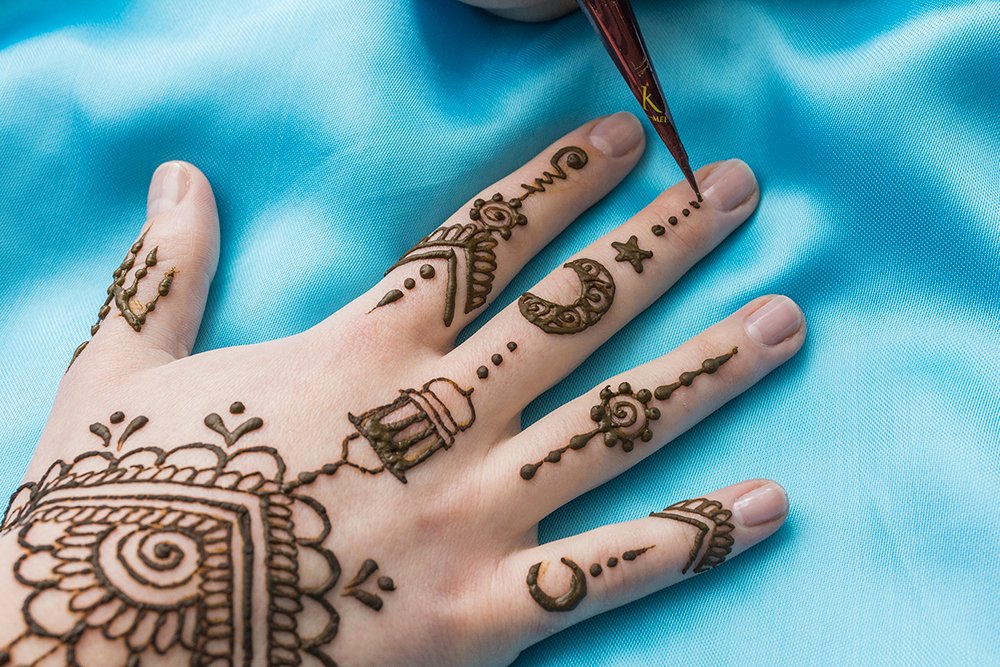 IMATourcoing's tweet photo. WE Yallah ! 1/4
🌺 Tatouages au henné @QalamOfHenna 
Rituel ancestral de beauté, le tatouage au henné est pratiqué par les femmes arabes ou berbères. Des tatoueuses décorerons ta main de motifs traditionnels.

🗓️ 29-30 avril, 14h>18h
ℹ️ Programme complet : https://t.co/ZbxXWaboFv https://t.co/dqyTYavy4V