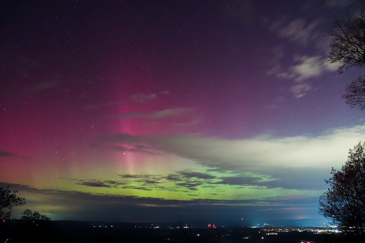 JustinH_wx's tweet photo. Never would have imagined seeing this in central Pennsylvania, but here we are. Beautiful aurora substorm facing northwest from Jo Hays Vista in Centre County last night, just outside State College.
#PAwx #aurora #AuroraBorealis #StormHour #ThePhotoHour @spann @NWSStateCollege https://t.co/vh3Z7iTTz2