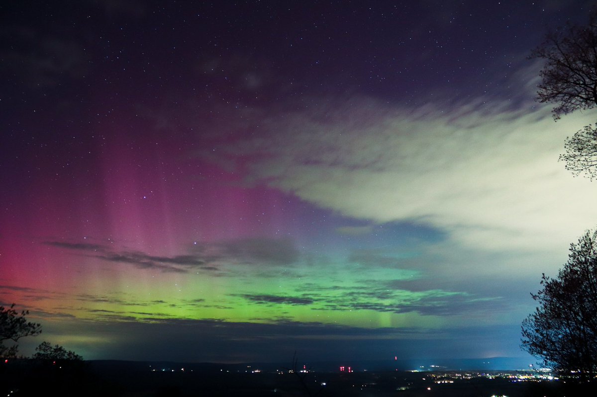 JustinH_wx's tweet photo. Never would have imagined seeing this in central Pennsylvania, but here we are. Beautiful aurora substorm facing northwest from Jo Hays Vista in Centre County last night, just outside State College.
#PAwx #aurora #AuroraBorealis #StormHour #ThePhotoHour @spann @NWSStateCollege https://t.co/vh3Z7iTTz2