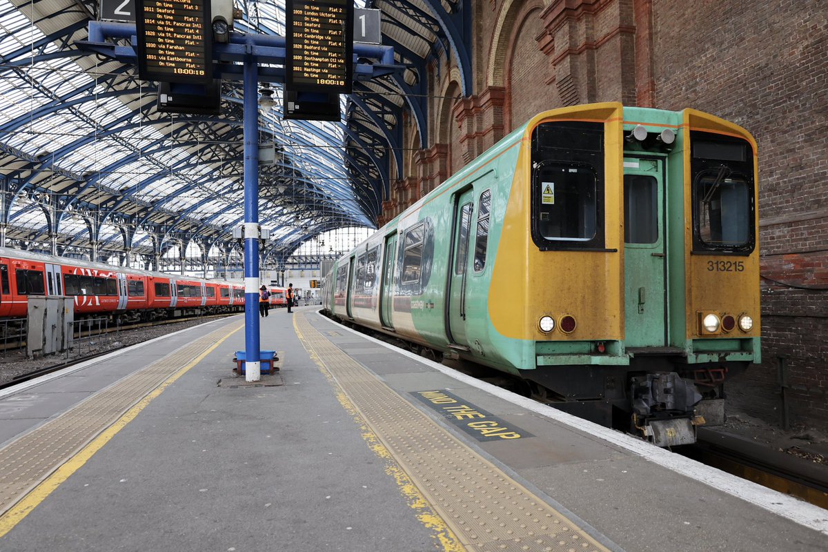 brownandrew15's tweet image. 313215 picking up passengers and departing #Brighton. #Class313