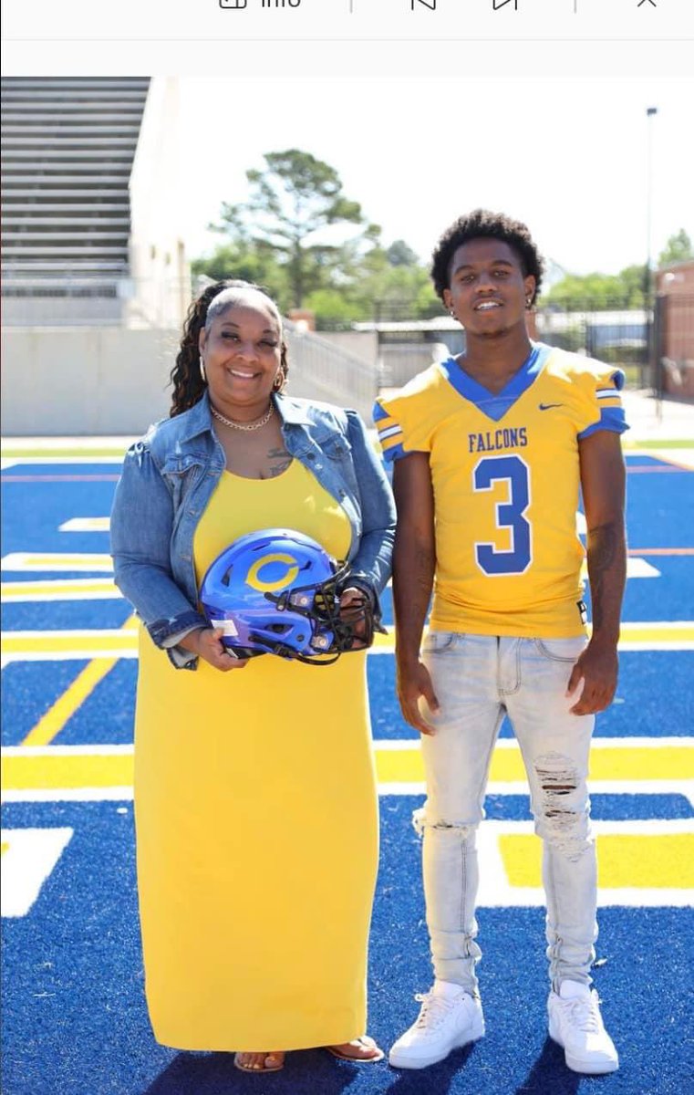 TraceyBoyer19's tweet photo. I love everything about you baby boy💛💙 @MarquesDeshayN1 https://t.co/7L4WtEcSTq