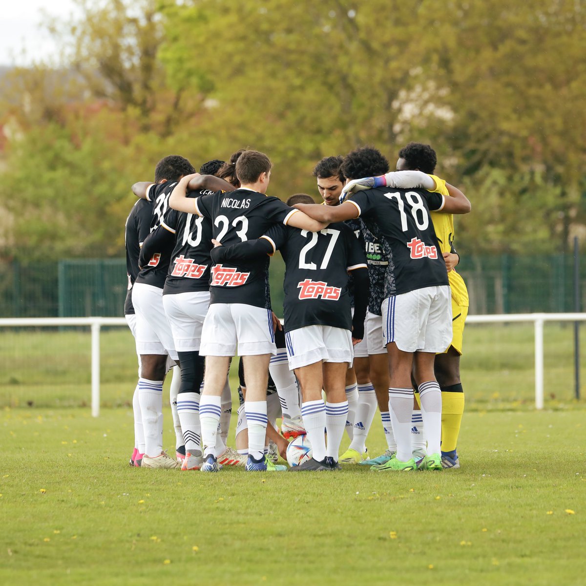 VinskyFC's tweet photo. À 4 journées de la fin, l'équipe est déjà à 1 ᴠɪᴄᴛᴏɪʀᴇ🏆 de la montée ⏫🤞🏽
📸 @gwladysduteil ✨#VinskyFC https://t.co/sQ17nlcx67