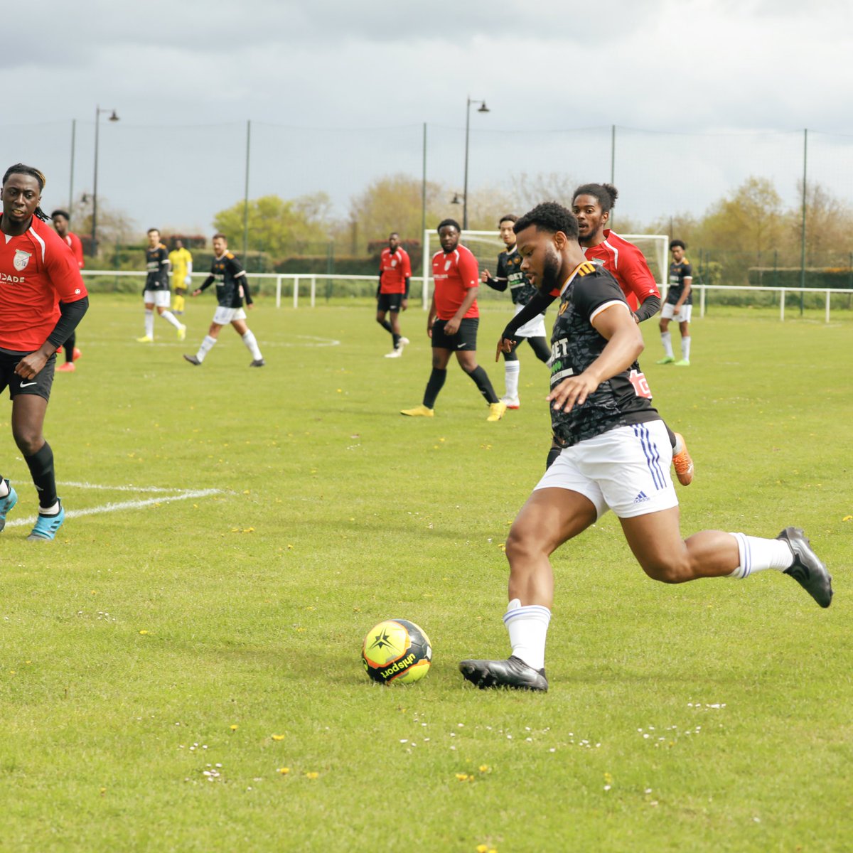 VinskyFC's tweet photo. À 4 journées de la fin, l'équipe est déjà à 1 ᴠɪᴄᴛᴏɪʀᴇ🏆 de la montée ⏫🤞🏽
📸 @gwladysduteil ✨#VinskyFC https://t.co/sQ17nlcx67