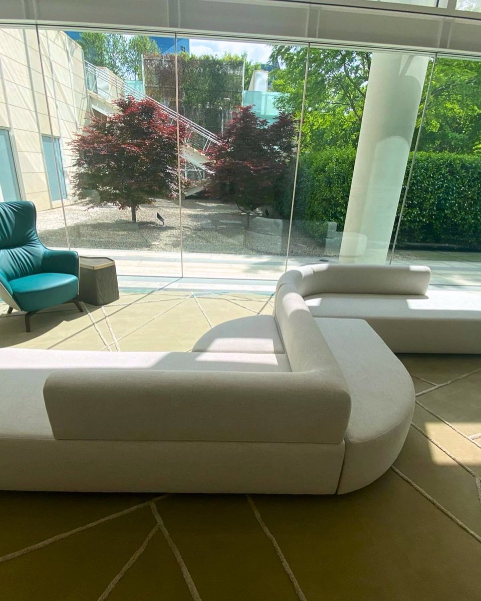 BESPOKEbylg's tweet photo. This lobby area deserves a round of applause. This color pallet pairs so perfectly with the custom furniture pieces. 

Swipe to see the rest of the room.

Designer: @PennyDessins 

#Lobby #InteriorDesign #WaitingArea #OfficeArea #LSofa #Applause #CustomSofa #CustomClubChair https://t.co/ffoIp5qj66