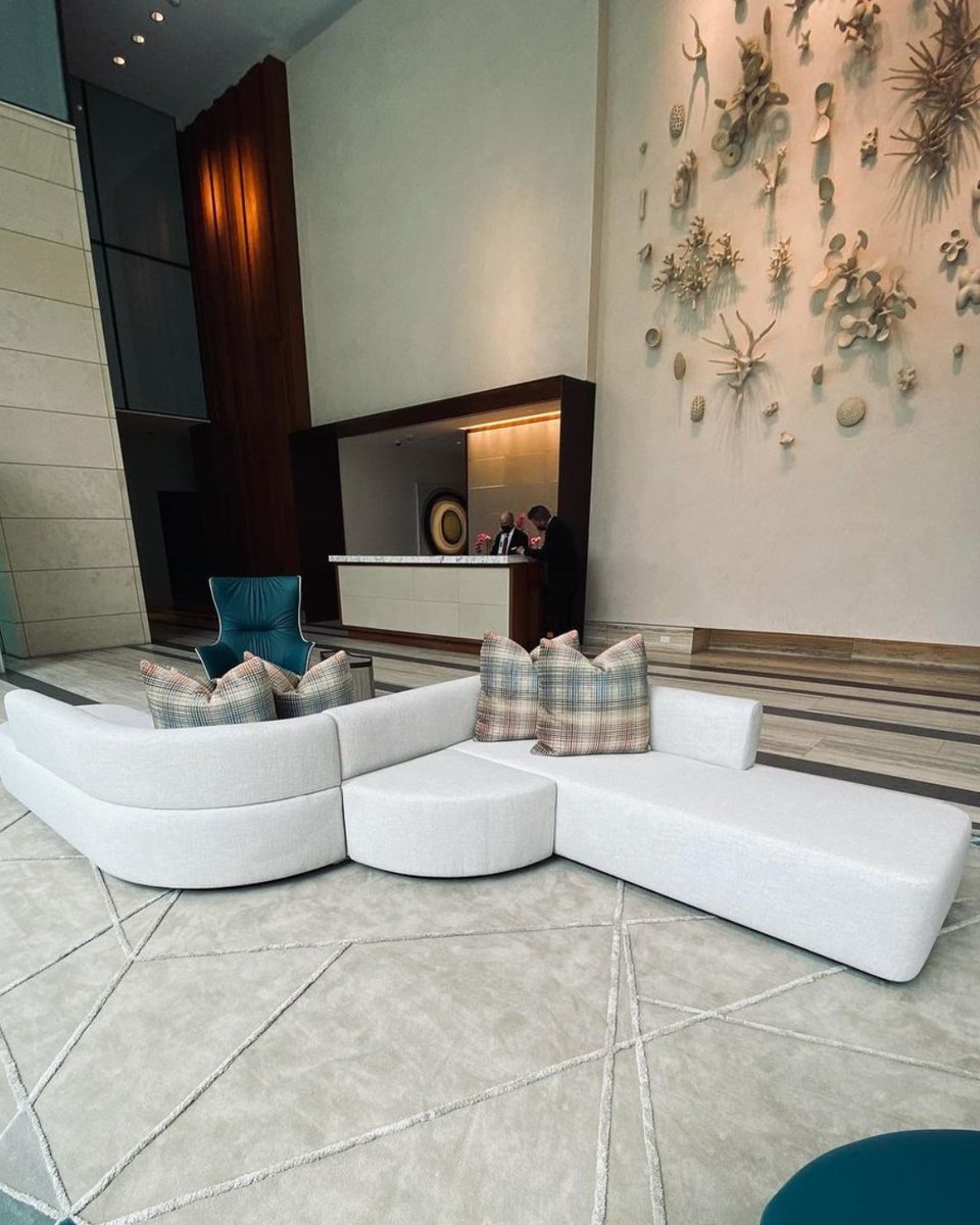 BESPOKEbylg's tweet photo. This lobby area deserves a round of applause. This color pallet pairs so perfectly with the custom furniture pieces. 

Swipe to see the rest of the room.

Designer: @PennyDessins 

#Lobby #InteriorDesign #WaitingArea #OfficeArea #LSofa #Applause #CustomSofa #CustomClubChair https://t.co/ffoIp5qj66