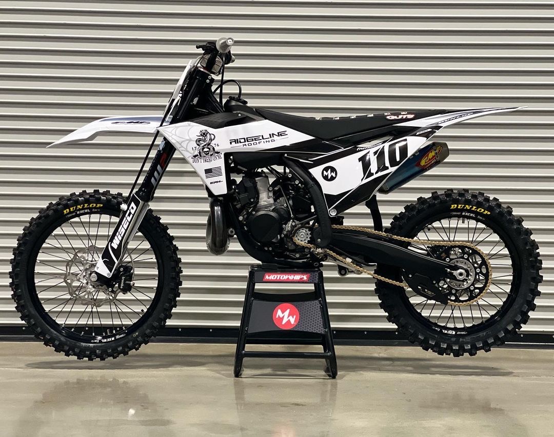 RideDunlop's tweet photo. Starting the week of right with a @motowhips 2023 KTM 300SX build!
Complete with MX33’s!
#RideDunlop #KTM #300SX #MX33 https://t.co/koeDUzDDf2