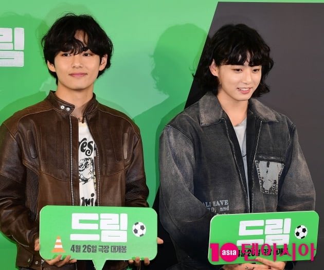 [สื่อเกาหลี] 

“ทูช็อตที่สวีทกันจริงๆในโลกนี้”
“ทูช็อตนี้หล่อและน่ารักมาก”

#kookv #taekook