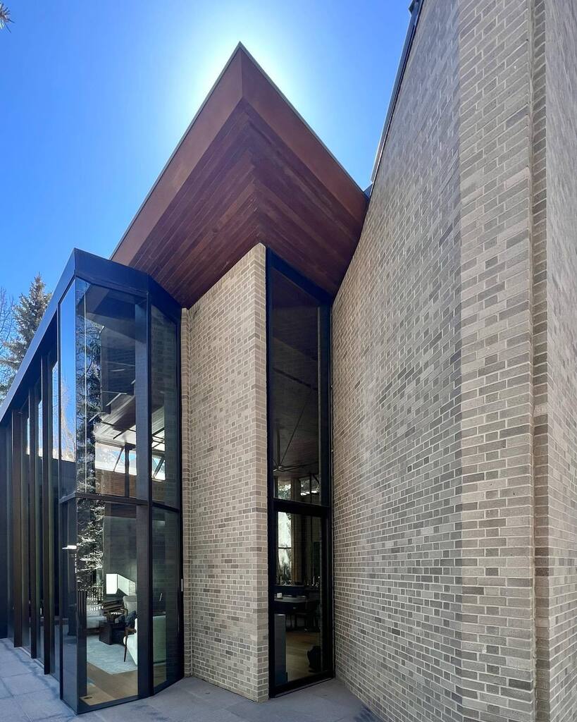 FlavinArchitect's tweet image. Victor Lundy’s Studio and House were designed in 1972 in Aspen CO. Designed by Lundy as his personal residence, the monumental brick walls define an extraordinary interior living space that opens on a garden. The House was restored and added to by Oppenh… instagr.am/p/Cray_JgO0A-/