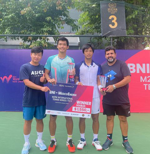 Not_Esportivas's tweet photo. ITF TENNIS!
Parabéns aos tenistas campeões do @worldtennis de M25 de Jakarta na Indonésia.
Simples: Leo Borg (🇸🇪)/🏆(2)
Duplas: Ray Ho (🇹🇼)/ Fajing Sun (🇨🇳)
#ITFTennis #Tennis #M25Jakarta #LeoBorg #RayHo #FajingSun https://t.co/h2GJLqfyZh