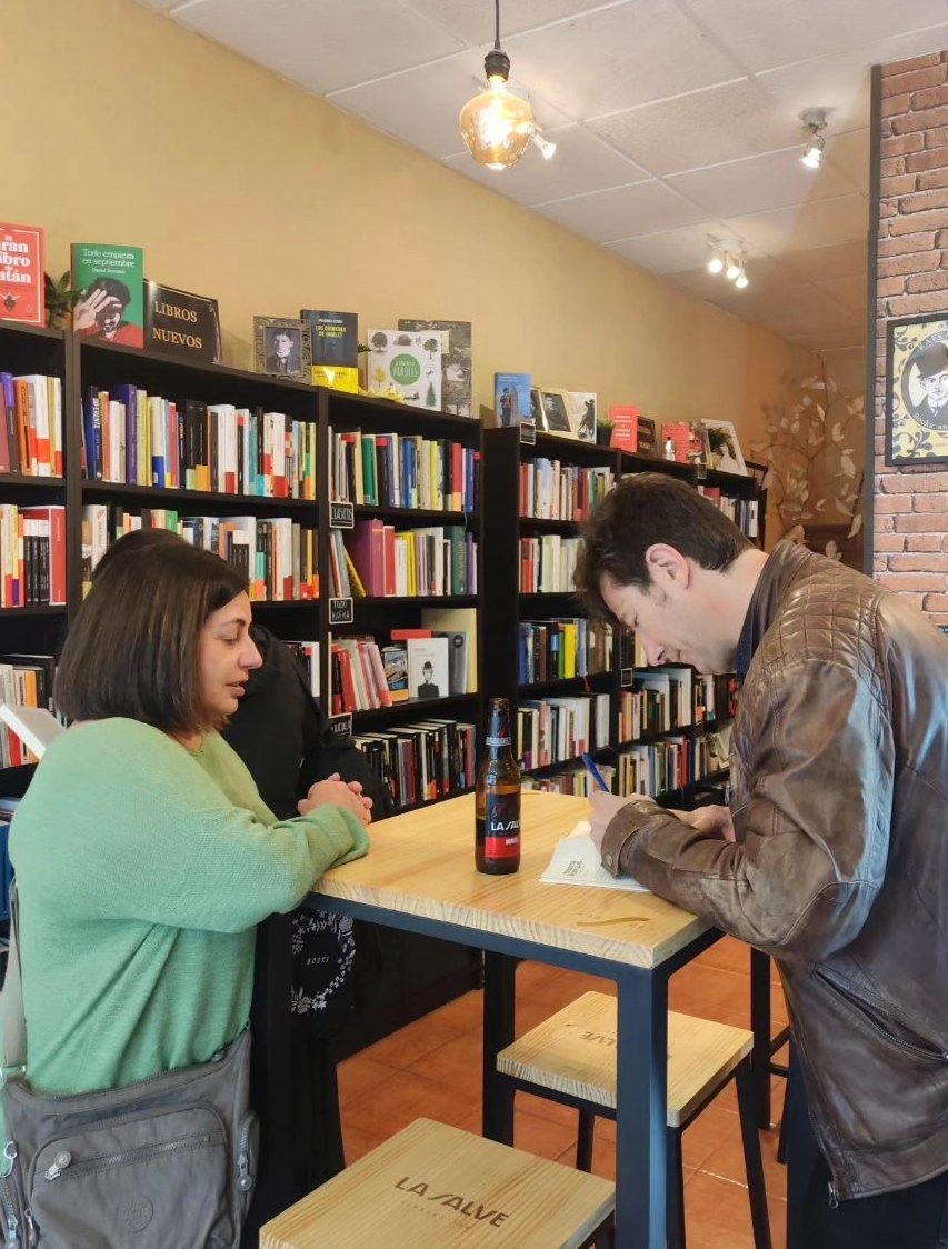 pezdeplata's tweet image. Y hasta aquí el #diadellibro2023. Dos días intensos de firmas, paradas y librerías. Ahora leed, malditos, los 363 días restantes del año.

#santjordi #santjordi2023 #devoralibros #pezdeplata