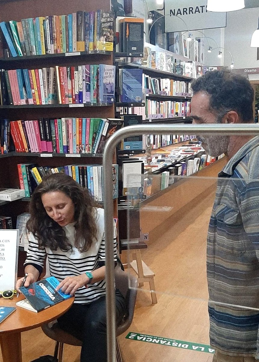pezdeplata's tweet image. Y hasta aquí el #diadellibro2023. Dos días intensos de firmas, paradas y librerías. Ahora leed, malditos, los 363 días restantes del año.

#santjordi #santjordi2023 #devoralibros #pezdeplata