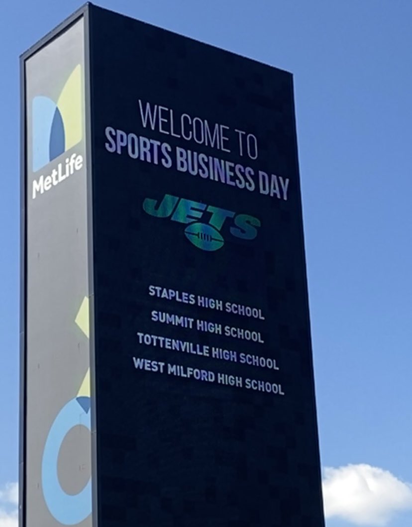 WMTVScience's tweet image. Field trip at @nyjets Sports Business Day. Thank you Mrs. Klosz for allowing TV Science to join the business classes on this trip!