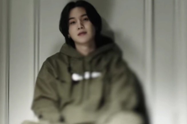 GstD93's tweet photo. É nesse momento que nós entendemos a origem de sua outra personalidade: AGUST D.

Esse alter ego dele foi criado a partir de toda a sua raiva e medo. A cicatriz em seu rosto representa sua dor, sofrimento e raiva acumulada.

Para nós era foda, mas para ele significa ferida aberta https://t.co/2FbOpWZlYI