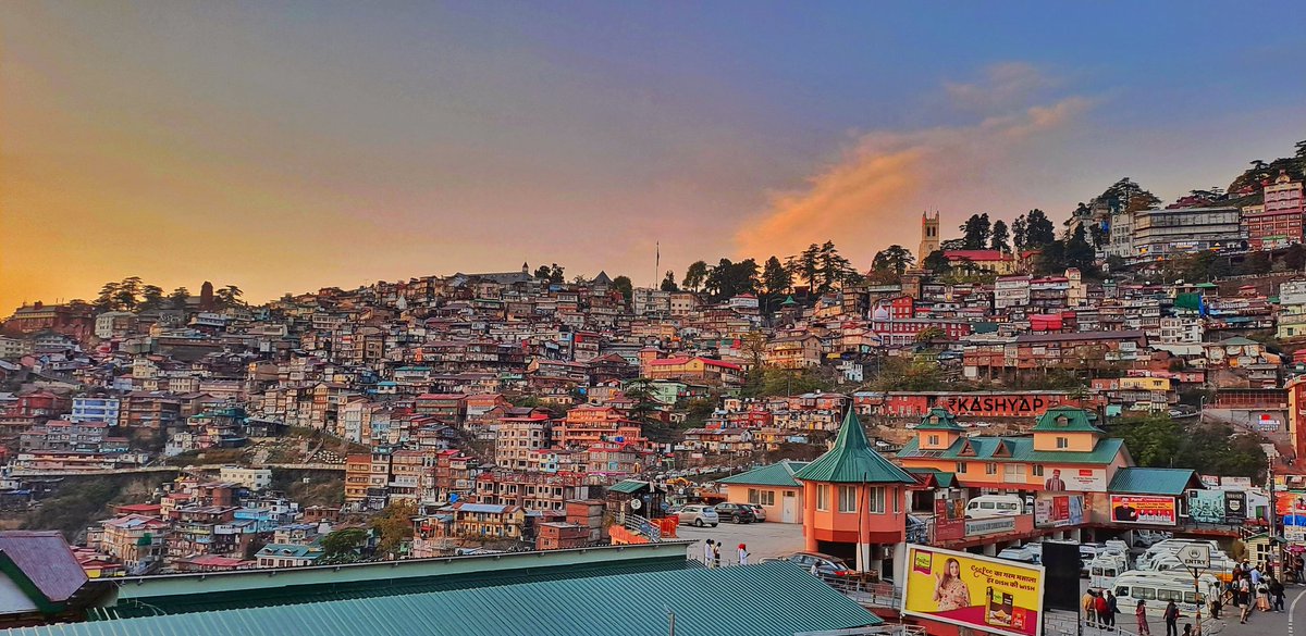 ख़ुदा की नेमत है वो,,,
उसमें कोई कमी नज़र नहीं आती मुझे,,,,
#shimla #beautifulevening #clourful #sky #thoughts