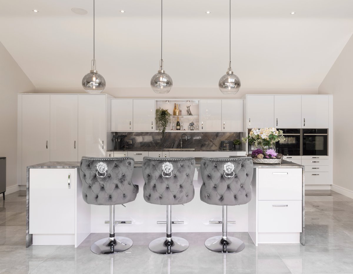 This beautiful design by bit.ly/TaraNeilKitche… looks like a standard kitchen, however, it includes many universal features for wheelchair users and all members of the family. From the practical low height work surfaces to pull out baskets.