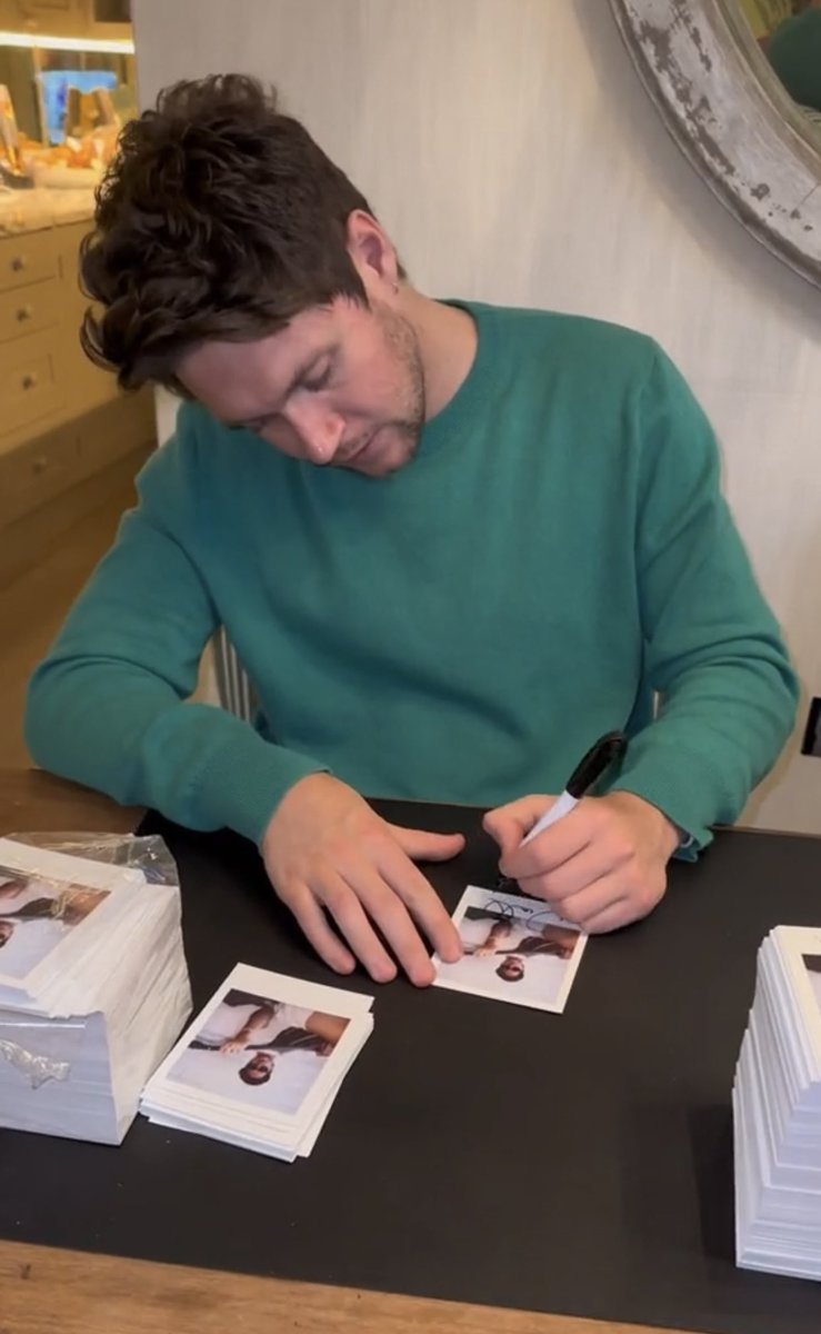 Niall Horan signing polaroids ❤️