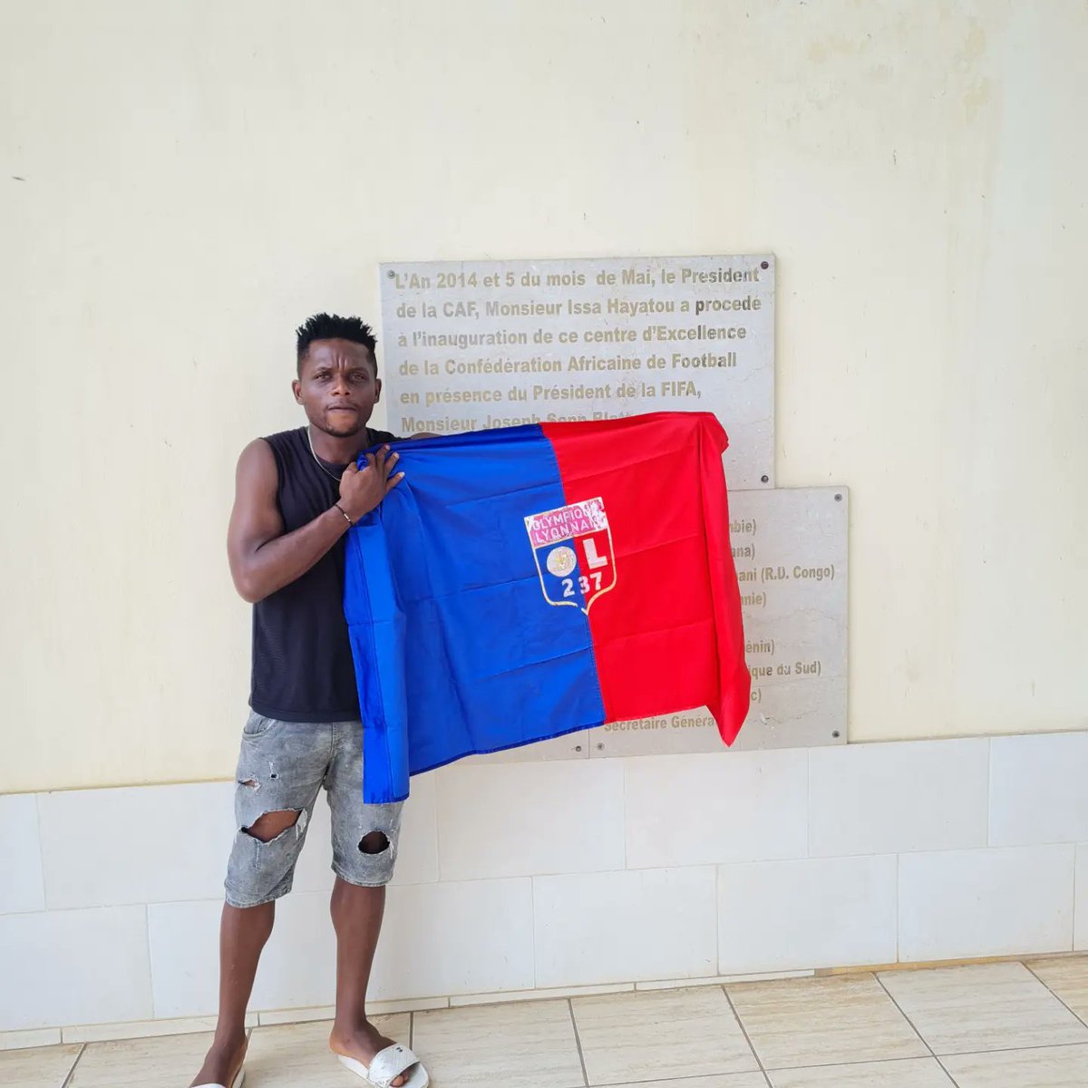 OL_237_Officiel's tweet photo. #OL237EVENT
#OLYMPICO237
Merci à tous ceux qui ont fait le déplacement hier au centre d'excellence de la CAF de Mbankomo pour montrer l'amour pour l'@OL 🔴🔵
#UnisPourRugir #AllezOL #OL237 @OL_Senegal @YaoundeOm @CultureGones_ @InsideGones @OnlyGones @SocialGones https://t.co/bbYgk9owPb