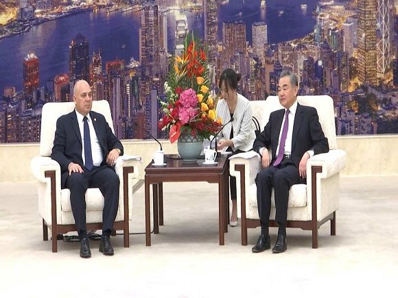 Figuras del Partido Comunista de China (PCCh) resaltaron en Pekín la buena marcha de las relaciones con el Partido Comunista de Cuba (PCC), los contactos sostenidos al más alto nivel y la contribución a la causa socialista.
#ALaPatriaManosYCorazón