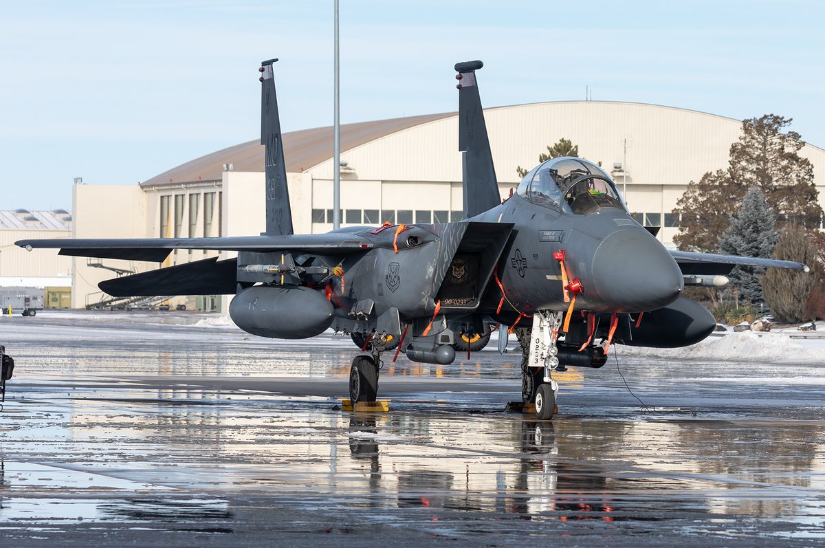 09Runway's tweet image. McDonnell Douglas F-15E Strike Eagle 90-0233/MO. 2022.