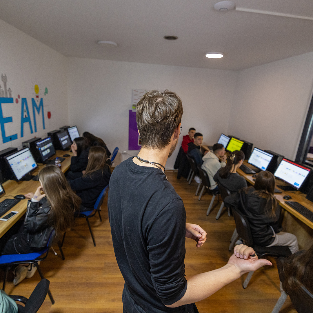 gitkosovo's tweet image. 🌟🚀 jCoders si sot, cdo ditë në vijim deri me datë 27.04, në po të njejtën kohë, do të organizoj &apos;Një orë kodimi&apos; me nënës të fshtrave të Prishtinës.

Ky aktivitet organizohet për nxënësit e këtyre shkollave, të moshave 7-18, të cilët shprehin interesim në fushën e teknologjisë.