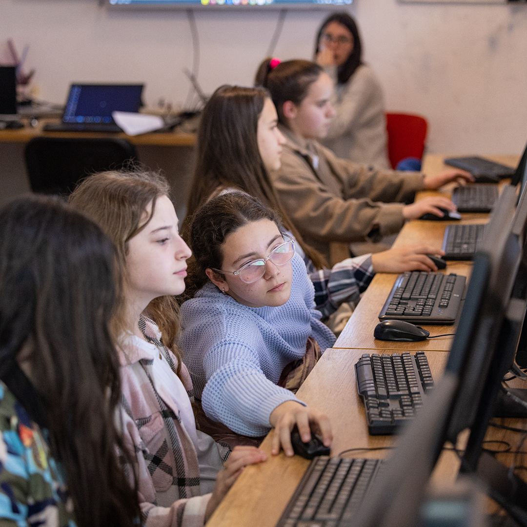 gitkosovo's tweet image. 🌟🚀 jCoders si sot, cdo ditë në vijim deri me datë 27.04, në po të njejtën kohë, do të organizoj &apos;Një orë kodimi&apos; me nënës të fshtrave të Prishtinës.

Ky aktivitet organizohet për nxënësit e këtyre shkollave, të moshave 7-18, të cilët shprehin interesim në fushën e teknologjisë.