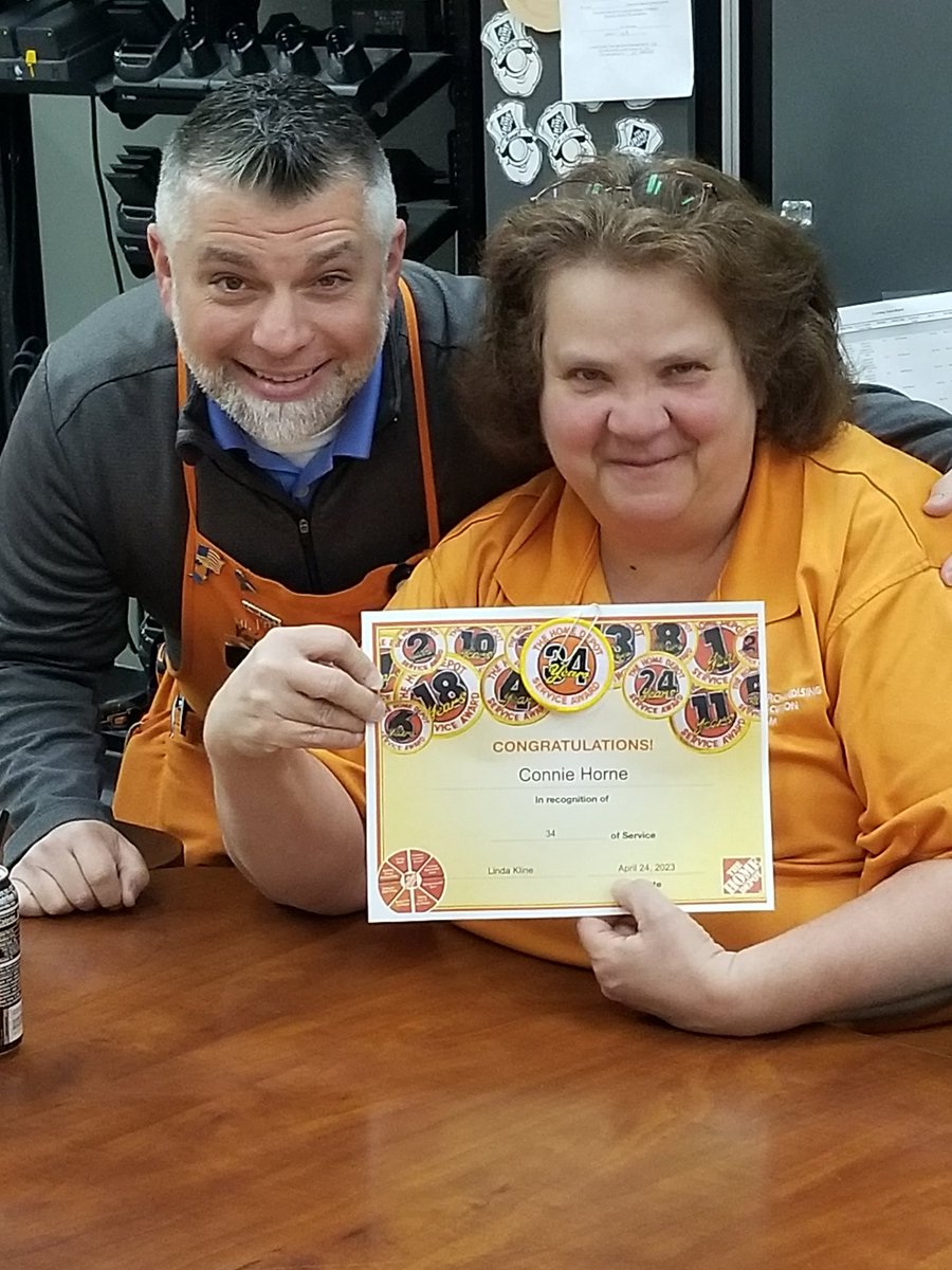 juliewolfe3859's tweet photo. Connie on our Met team has an Anniversary today 34 years. Congrats Connie.  Celebrating with rootbeer floats
@HDKristofer @MeganTorresD305 @Dent_2Lindsay @Stephan6833572 https://t.co/DHqOyjA7Gd