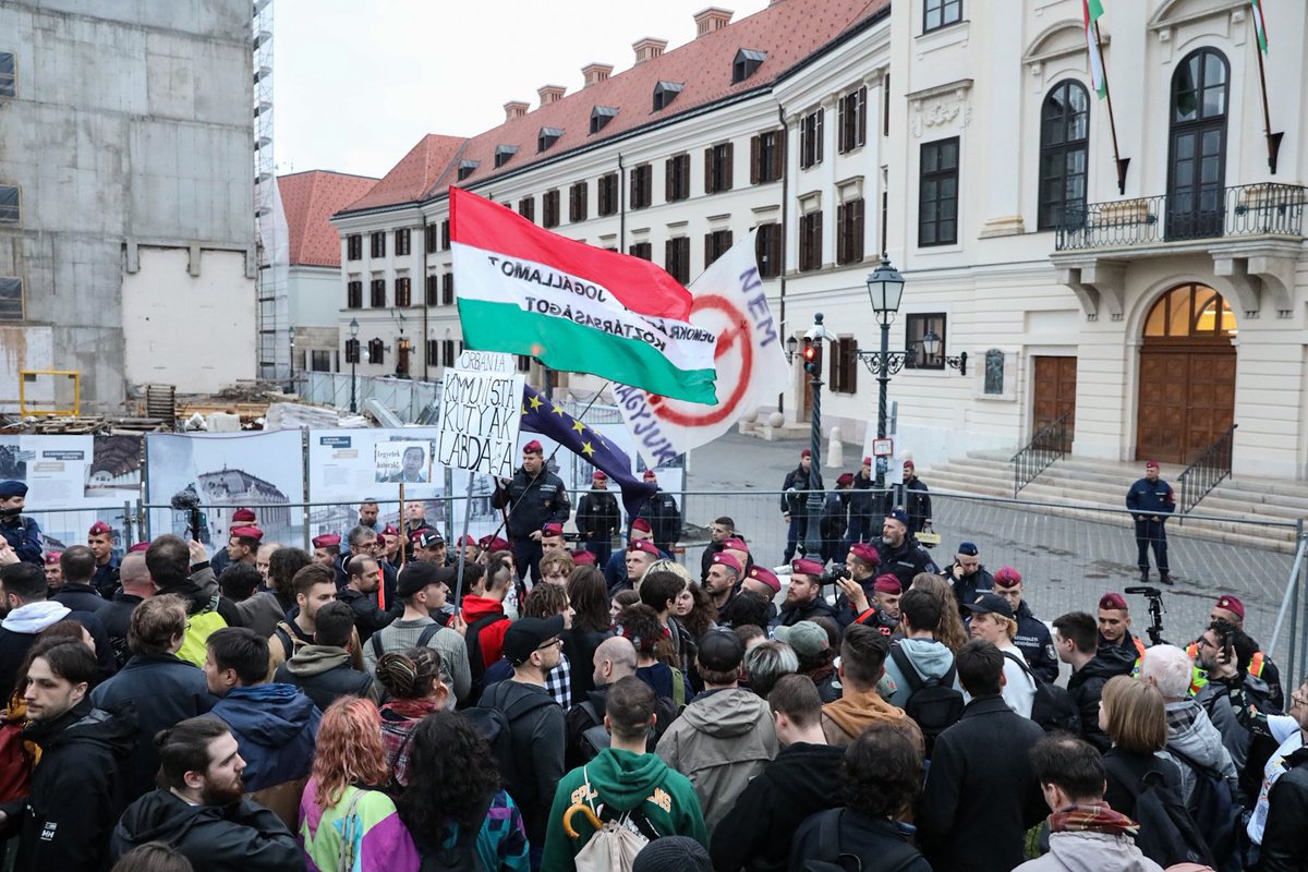 Hungarian police are gassing high school kids and their teachers who are protesting in front of Prime Minister Viktor Orbán’s office in Budapest. 

Pics: Gabor Banko <a href="/444hu/">444</a> 

444.hu/2023/04/24/eso…