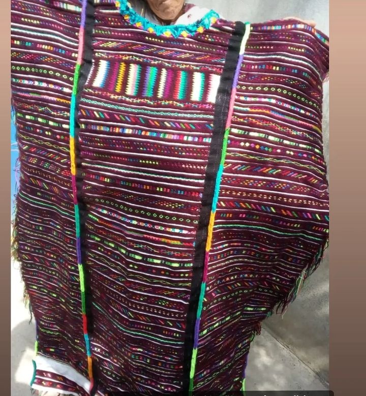 Compas, la abuelita de una de nosotras está vendiendo éste huipil de San José Xochixtlán, hecho en telar de cintura. Si están interesadxs mándennos DM, si no, ayudennos dando RT. :)