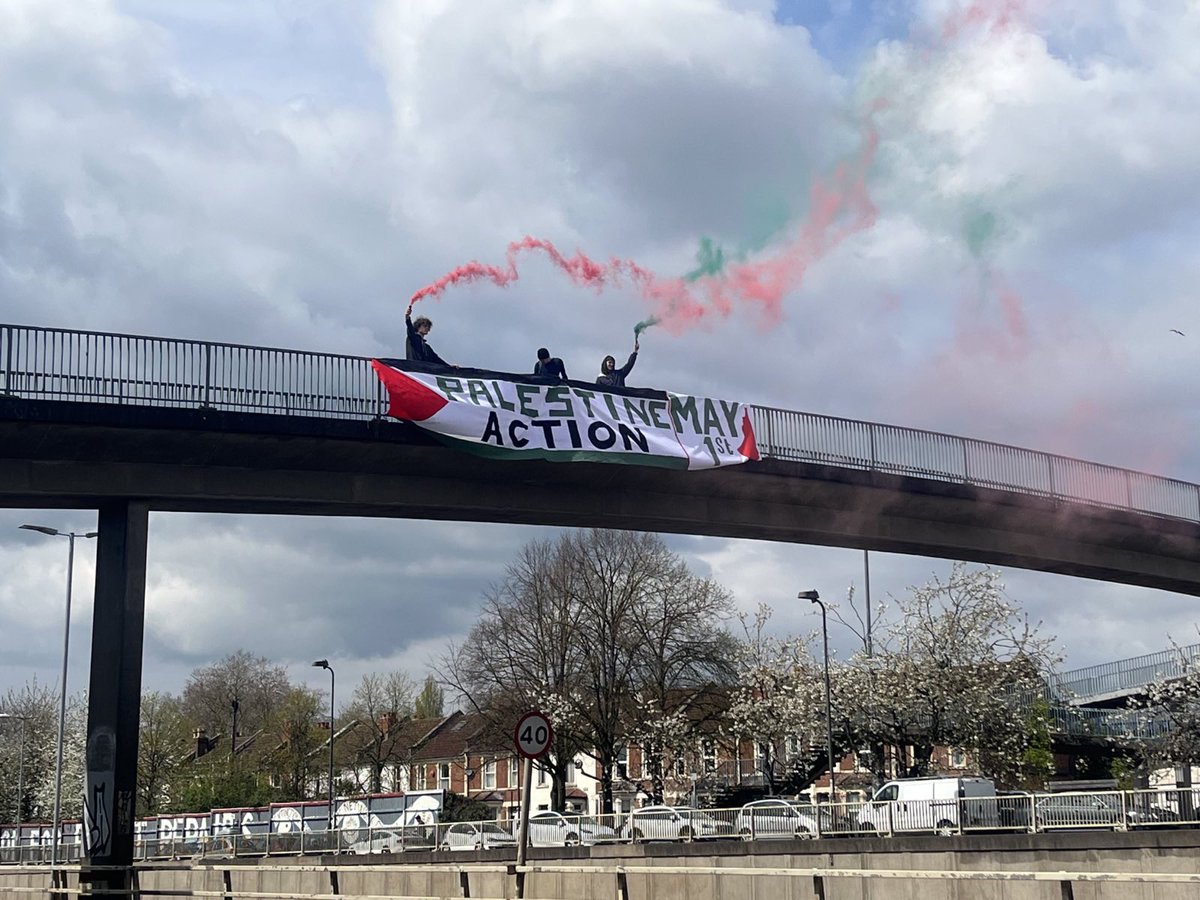 PalActionBris's tweet photo. Lots of beeps of support from passing traffic at the banner drop in Easton yesterday! Bristol is coming to the siege ✊🇵🇸 https://t.co/nLiwIwxRgL