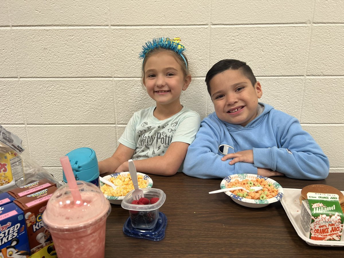 lovablelens's tweet photo. Lunch with the birthday girl and her buddy! ❤️ Her lunch request was: ice water, berries, and cereal. @Rosehill512 @Elizabethparis_ https://t.co/rqISjDp8Uh