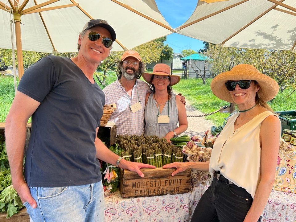 consciouskitchn's tweet photo. Proud to join CA First Partner @JenSiebelNewsom &amp; amazing partners for an #EarthDay convening &amp; meal from local organic farms, as we collaborate to grow the farm-to-school mvmnt! An honor to have @WCCUSD student Joaquin speak to @ConsciousKitchn’s impact on his life &amp; community! https://t.co/DaFvImfTYn