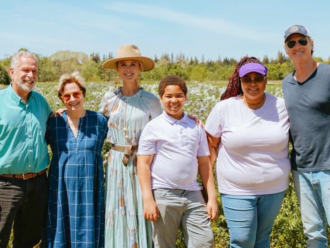 consciouskitchn's tweet photo. Proud to join CA First Partner @JenSiebelNewsom &amp; amazing partners for an #EarthDay convening &amp; meal from local organic farms, as we collaborate to grow the farm-to-school mvmnt! An honor to have @WCCUSD student Joaquin speak to @ConsciousKitchn’s impact on his life &amp; community! https://t.co/DaFvImfTYn