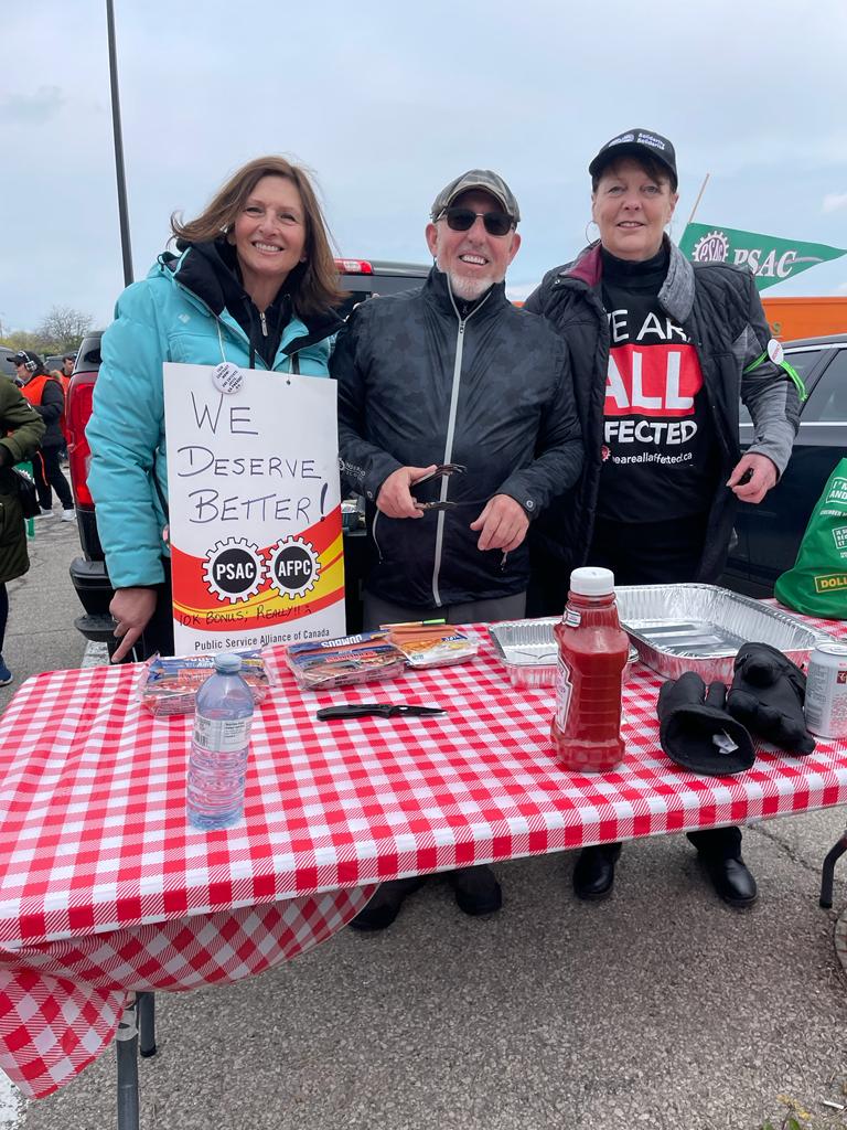 Together we stand.  Fair contract now!
<a href="/ciu_sdi/">CIU-SDI</a> <a href="/psac_afpc/">PSAC-AFPC</a> <a href="/TBS_Canada/">TBS Canada</a> <a href="/JustinTrudeau/">Justin Trudeau</a>