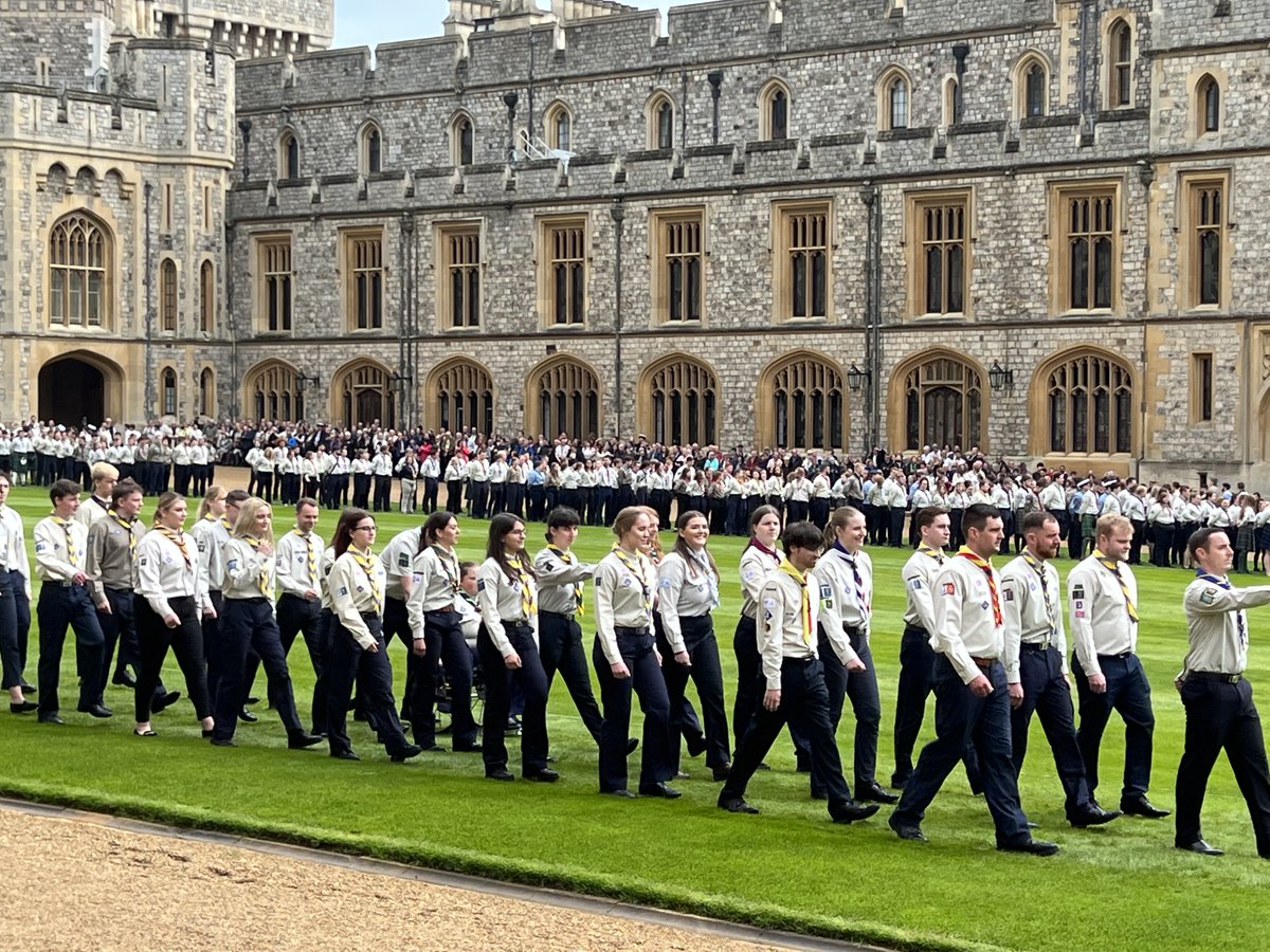 It's official picture time! 🖼️ Well done, our 6 Queens Scouts who joined all the others from across the UK at Windsor Castle yesterday! Congratulations, Alex, Andrew, Charlotte, Emma, Freya and Lucy! Also, congratulations to our other award recipients who couldn't join us! 🥳🎉