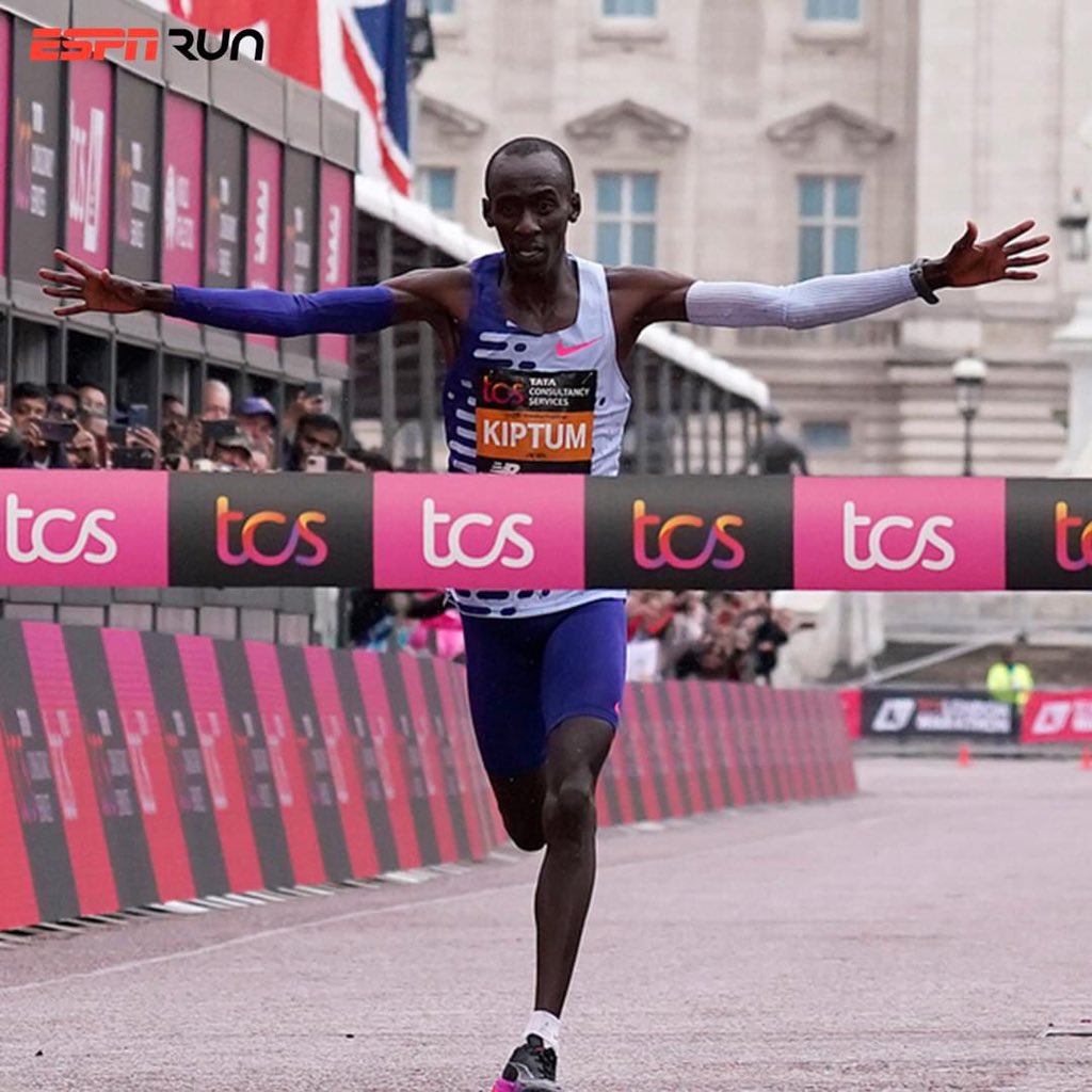 deportakus's tweet photo. Felicidades al keniata Kelvin Liptum  quien obtiene el triunfo en el Maratón de Londres con un tiempo de 02:01:25 ⏱️.

 #MaratonDeLondres https://t.co/naXAl7W11V