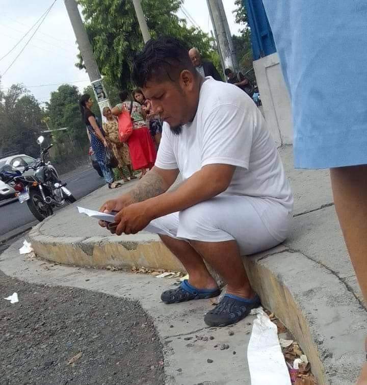 pucaalegria's tweet photo. El esta libre con su carta de libertad en manos por el momento desconozco el lugar donde se encuentra ya que una seguidora me envió esta foto.

Esta en Isidro Melendez de San Salvador https://t.co/5wPr6OrIT3
