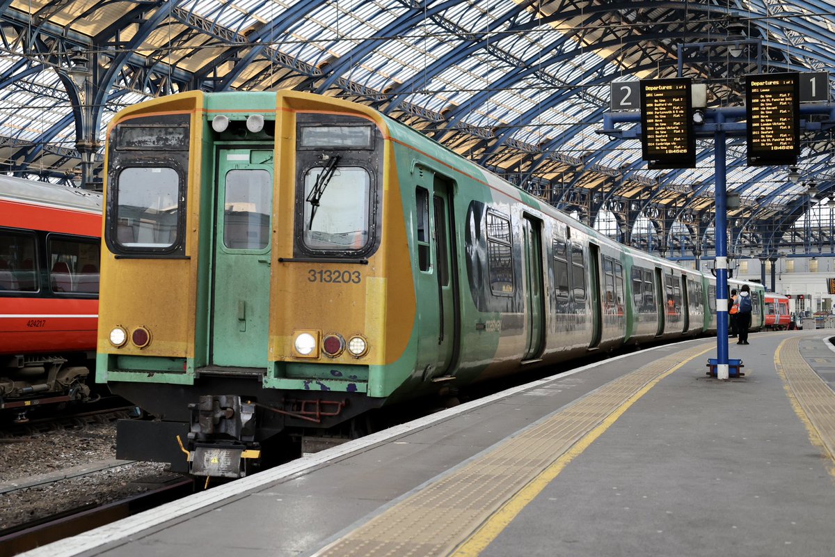 brownandrew15's tweet image. 313203 at #Hove and #Brighton. #Class313