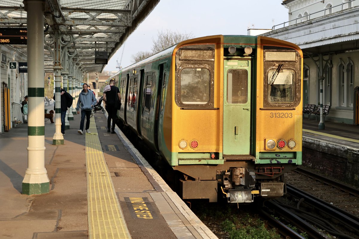 brownandrew15's tweet image. 313203 at #Hove and #Brighton. #Class313