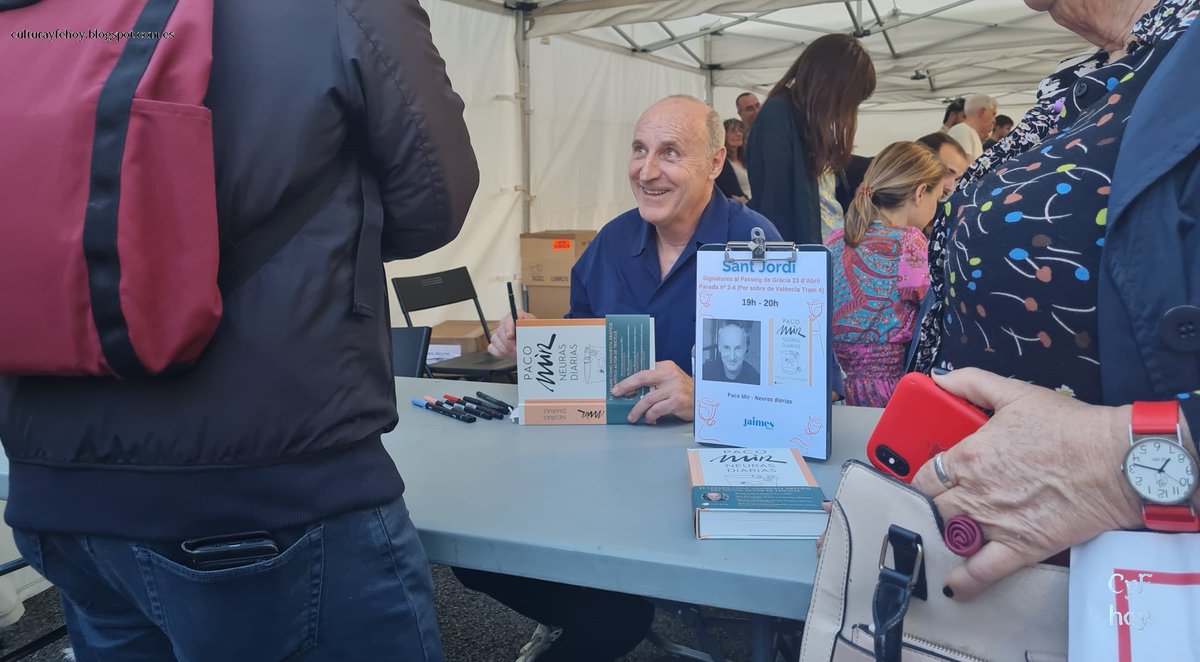culturayfehoy's tweet photo. El 23 de abril que reflejamos es el del Sant Jordi en Barcelona, con multitud de puestos de rosas y de libros. Una selección: @joanamarcusx #pacomir #cristinacampos @luzgabas_escritora @penguinlibros @Planetadelibros https://t.co/V673DA3pIQ