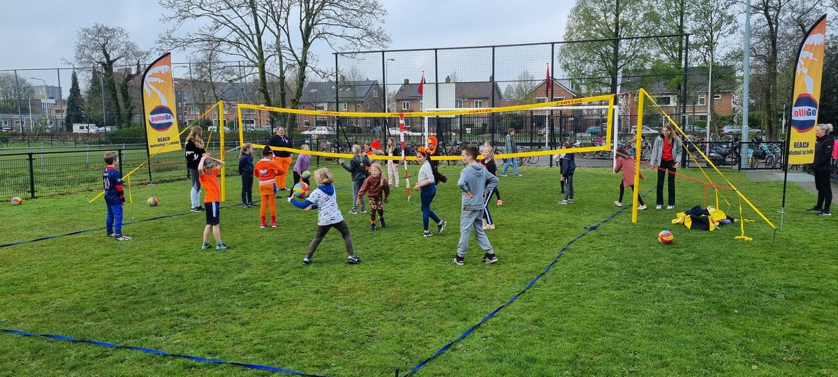 Tijdens de Koningsspelen heeft VollinGo een volleybalclinic georganiseerd voor de Goudse Koningin Wilhelminaschool, waar gedurende de ochtend bijna 100 kinderen aan hebben meegedaan.