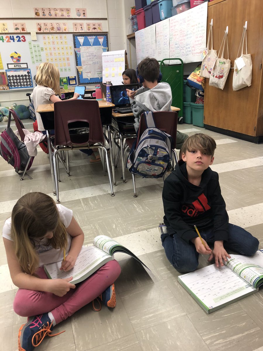 KymHarjes's tweet image. Today’s Math Workshop focused on 3-digit number comparisons and patterns #mathworkshop #placevalue