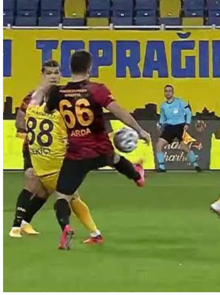 Galatsrysevgisi's tweet photo. Vücuttan seken topan nasıl penaltı verildiğini soranların gözüne sokun. Galatasaray bu penaltı ile şampiyonluk kaybetmişti. https://t.co/mVbMSjpk0W