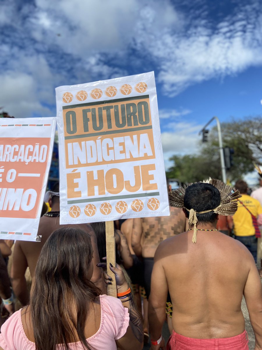 Chegamos no Acampamento Terra Livre 2023 em Brasília 🏹. A maior mobilização indígena no Brasil! Vamos aldear, ocupar e reverberar os pedidos por #DemarcaçãoéDemocracia #MarcoTemporalNão #AmazôniaLivredeGarimpo