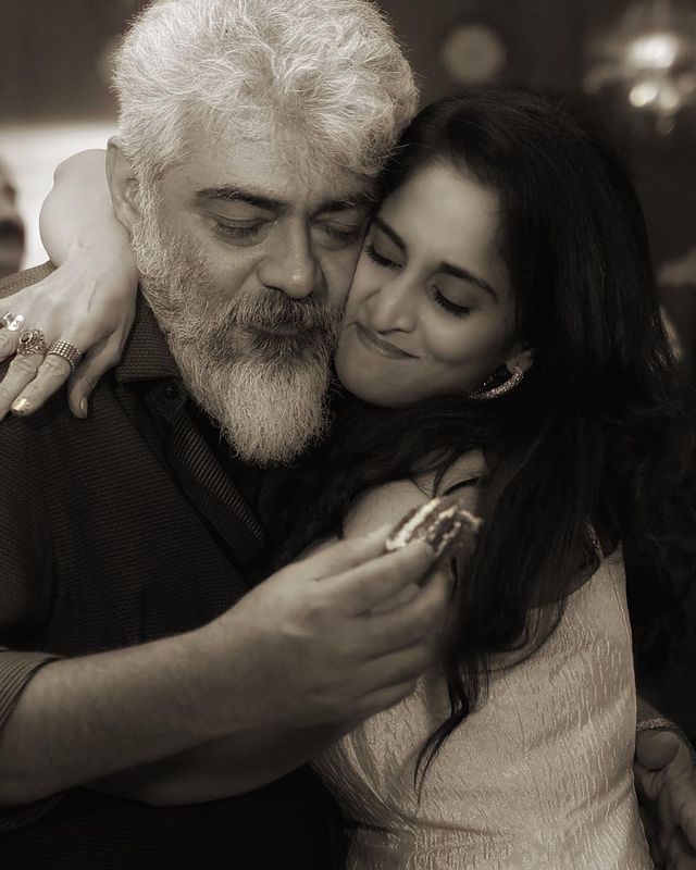 vivek_shady's tweet photo. Being honest
I want this type of relationship 😭🤍

Thala &amp; Mrs Thala 🥺💞💞💞

23 years together
Suthi Podunge Bha 💕🎊 https://t.co/mpXbF3NF5o
